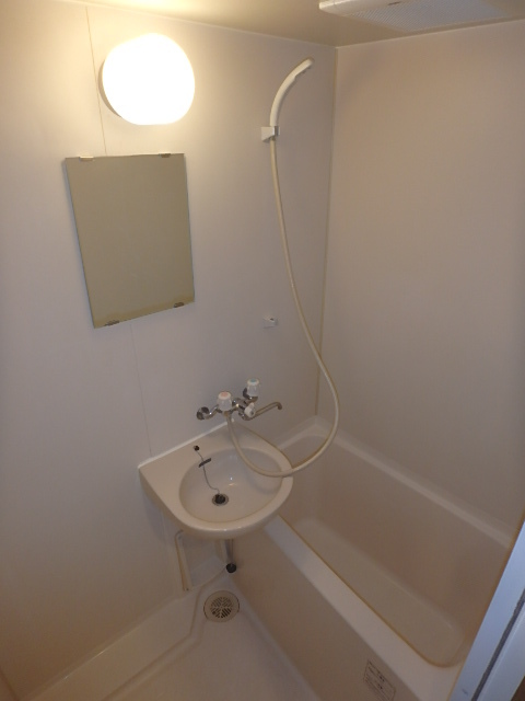 バス・シャワールーム　コンパクトで使いやすいお風呂です