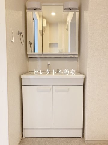 洗面設備　明るい洗面所です