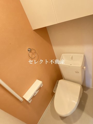 トイレ　落ち着いた色調のトイレです