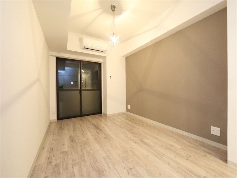 居室・リビング　洋室7.7帖　エアコン完備　バルコニー