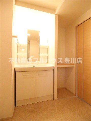 洗面設備　写真は反転タイプ別室