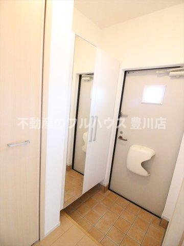 玄関　写真は反転タイプ別室