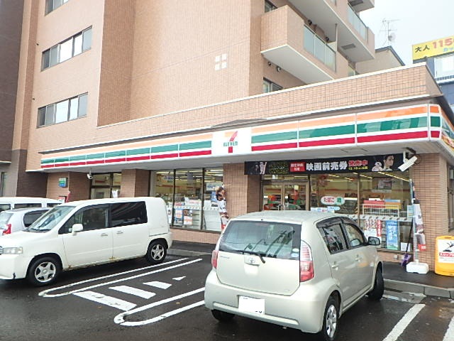 コンビニ　セブンイレブン（コンビニ）まで609m