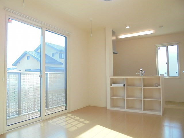 居室・リビング　写真は102号室です（参考）