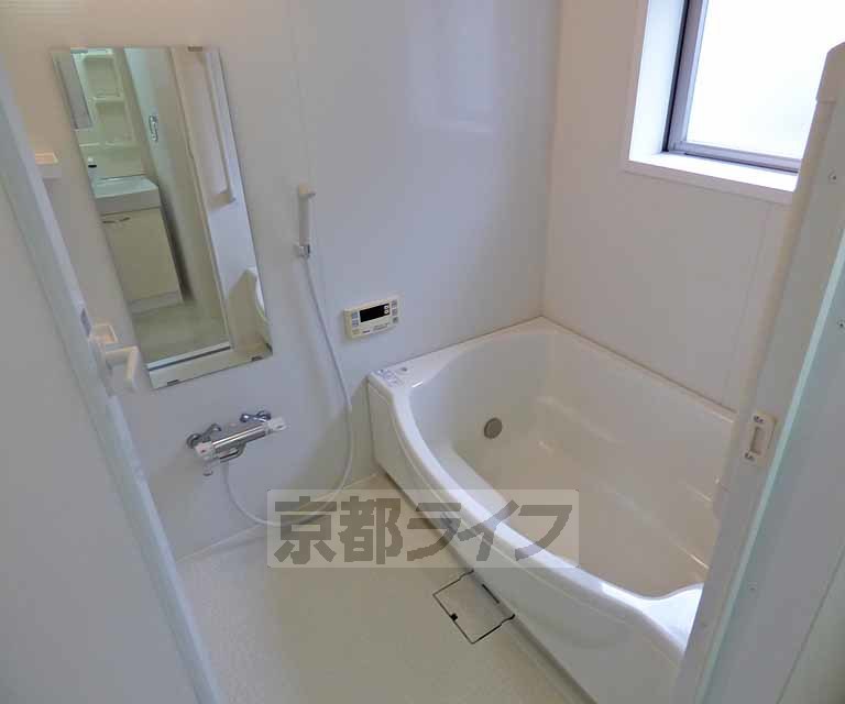 バス・シャワールーム　広々とした浴室です。