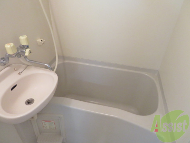 バス・シャワールーム　バスルームは狭すぎず、シャワーも浴びやすそうです。