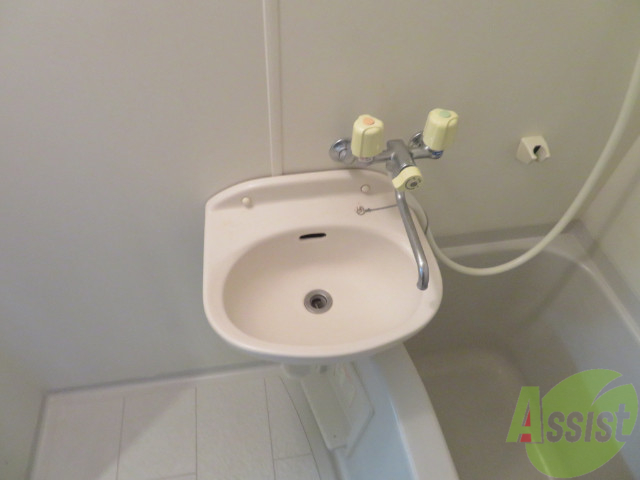 洗面設備　独立洗面台。朝の身支度はここでばっちり決めましょう。