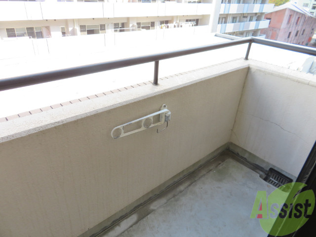 バルコニー　バルコニーはコチラ。幅があって良いですね。