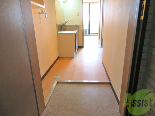 玄関　外から玄関を撮影してみました。広いリビングに繋がっています。