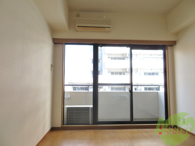 居室・リビング　リビングはこんな感じです。窓が大きくて良く陽が入ってきます。