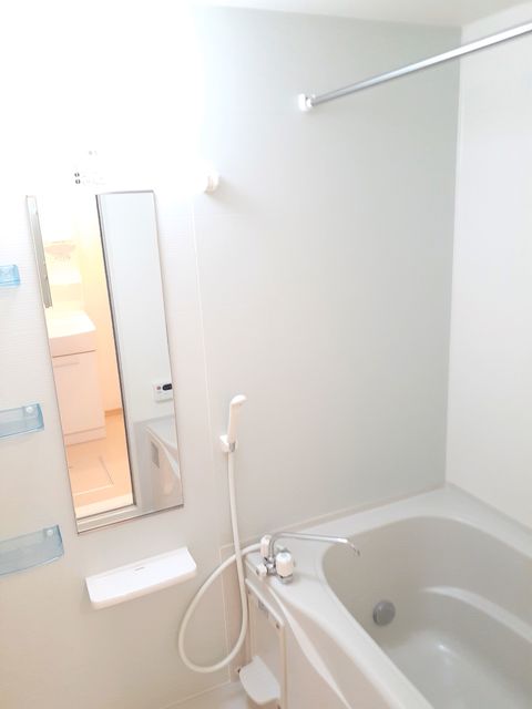 バス・シャワールーム　浴室乾燥付きで雨の日でも洗濯物が干せます☆