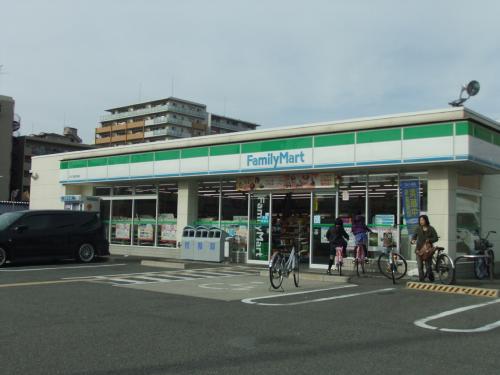 コンビニ　ファミリーマート（コンビニ）まで180m