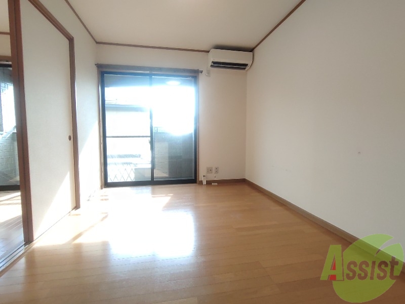 居室・リビング　広くきれいなリビングは明るい光も良く差します。