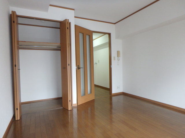 居室・リビング　広々間取りで家具の配置がしやすいです。