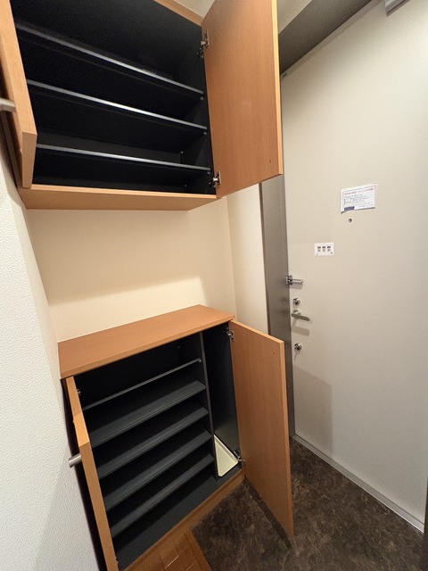 玄関　同建物別号室画像