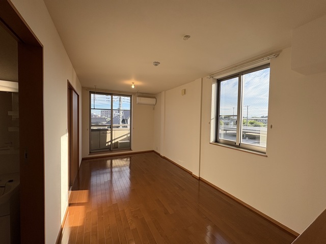 居室・リビング　同建物別号室画像