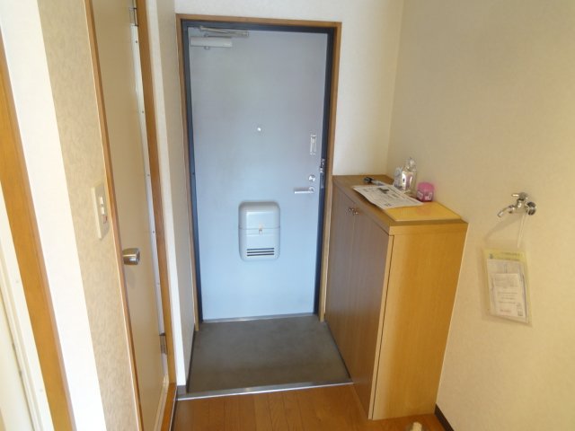 玄関　同物件別号室のものです。