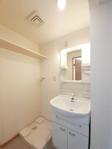 洗面設備　ゆったりとスペースのある洗面所