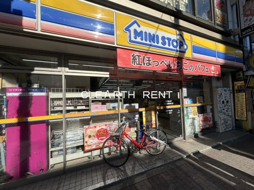 コンビニ　ミニストップ 新大久保駅東口店（コンビニ）まで642m