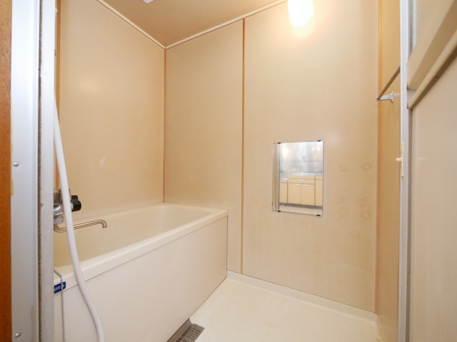 バス・シャワールーム　明るい居間で気持ちまで明るくなりますね！