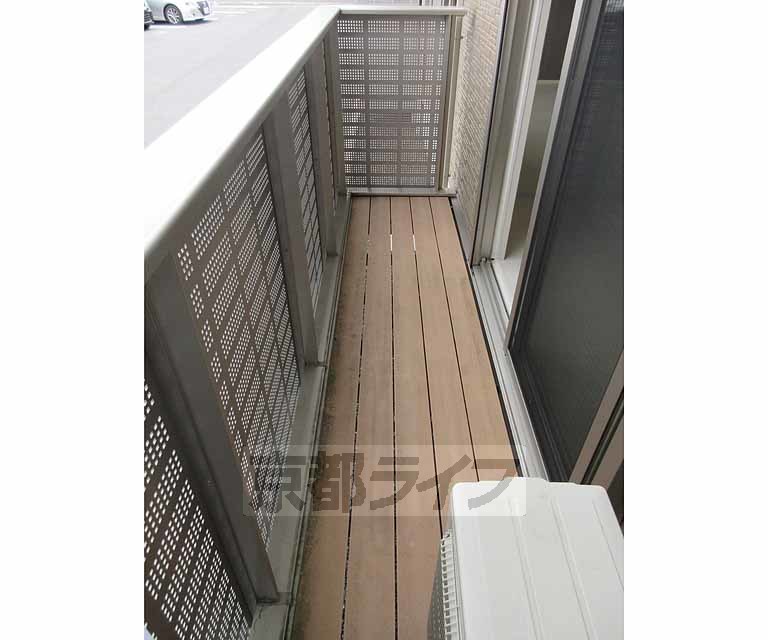 バルコニー　ウッドデッキのオシャレな空間