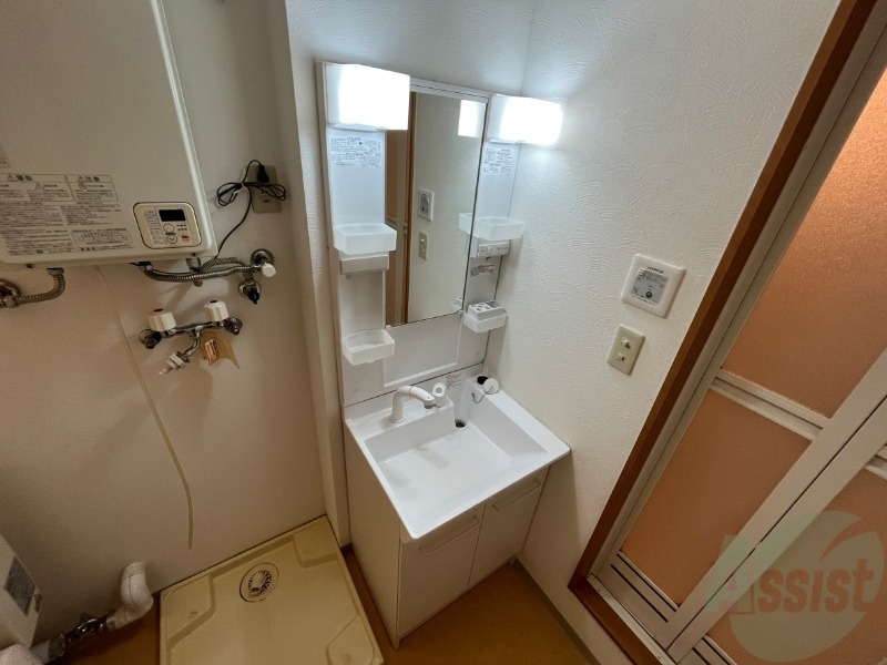 洗面設備　独立洗面台です。大きくてよいですね。シャンプーもできます。