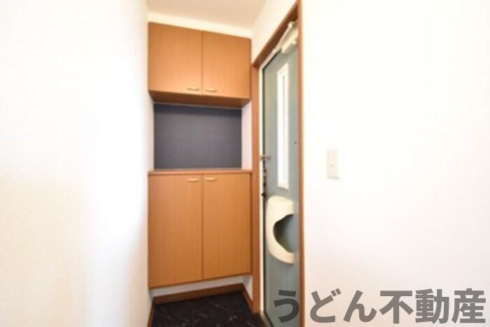 玄関　うどん県のお部屋探しはうどん不動産へ うどんちゃんとLINE