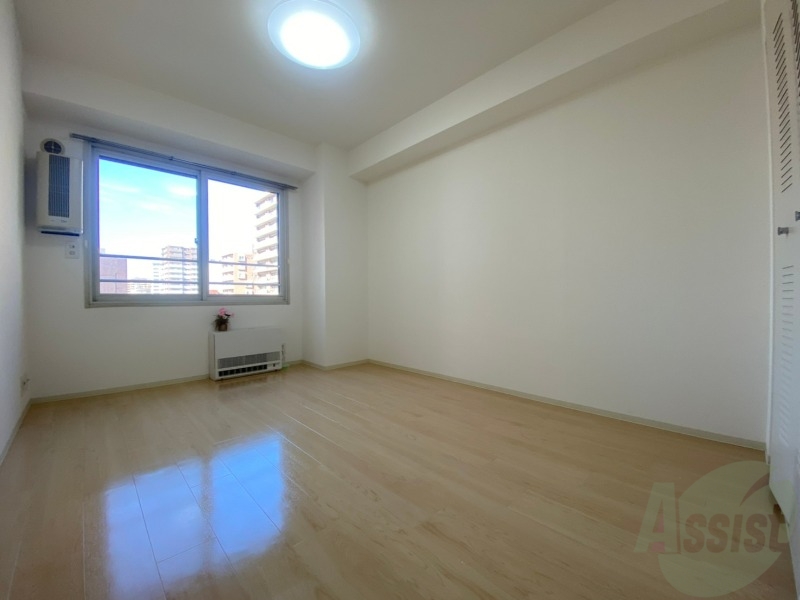 その他部屋・スペース　寝室はこちらです。光が差し込む、温かみのあるお部屋です。