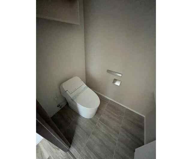 トイレ　落ち着いた色調のトイレです