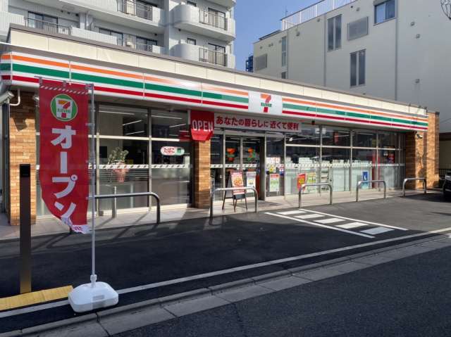 コンビニ　セブンイレブン（コンビニ）まで221m
