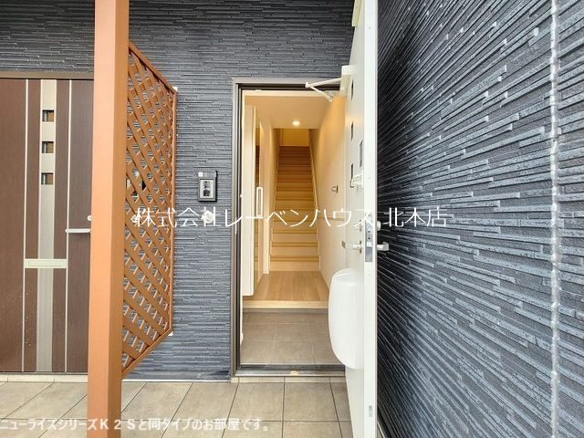 玄関　レーベンハウス北本店へ048-590-5757