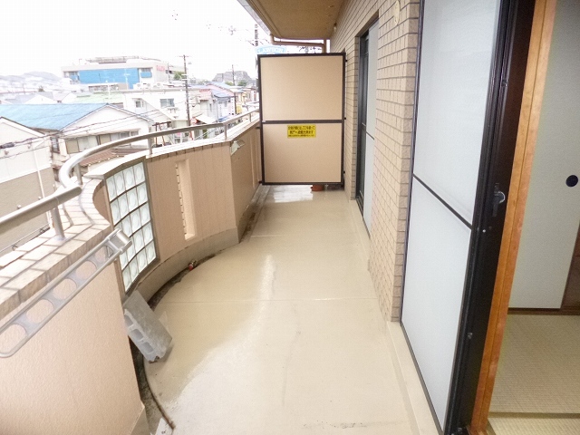 バルコニー　異なるフロアの室内写真です