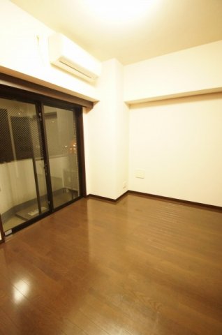 居室・リビング　落ち着いた色合いの床材を使用した居住空間
