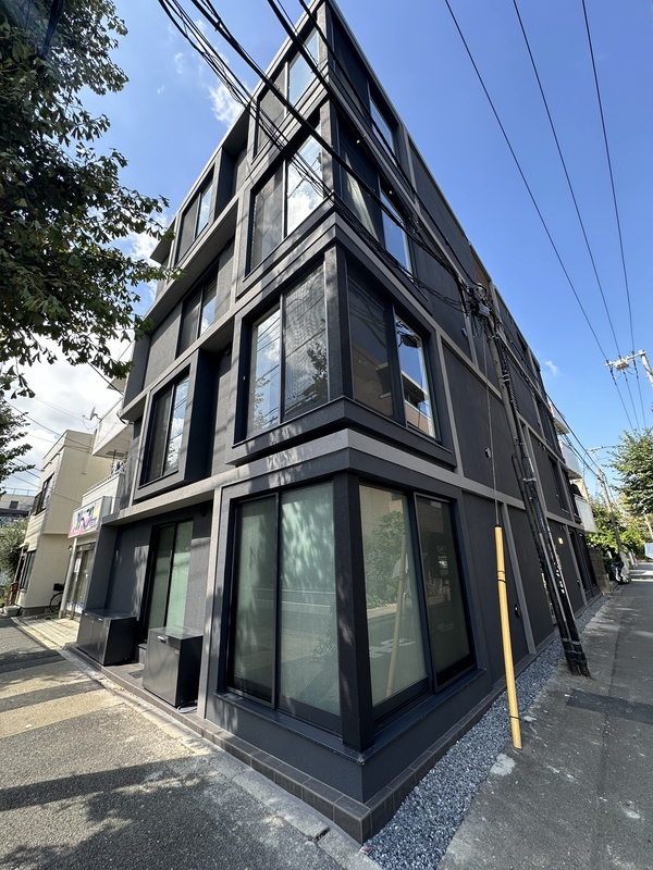 建物外観　直線的でスタイリッシュな外観