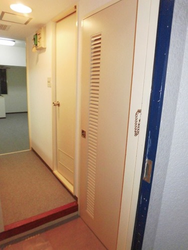玄関　共有部からの室内