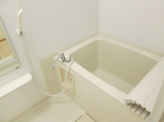 バス・シャワールーム　コンパクトで使いやすいお風呂です