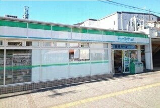 コンビニ　ファミリーマート（コンビニ）まで800m