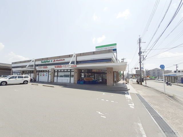 コンビニ　ファミリーマートドラッグイレブ（コンビニ）まで450m