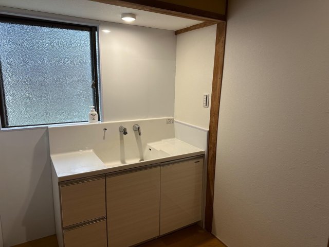洗面設備　間口の広い洗面台は戸建て物件ならではです。※ミラー準備中