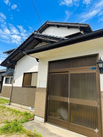 建物外観　全ての方角から採光が取れ、広い庭も完備