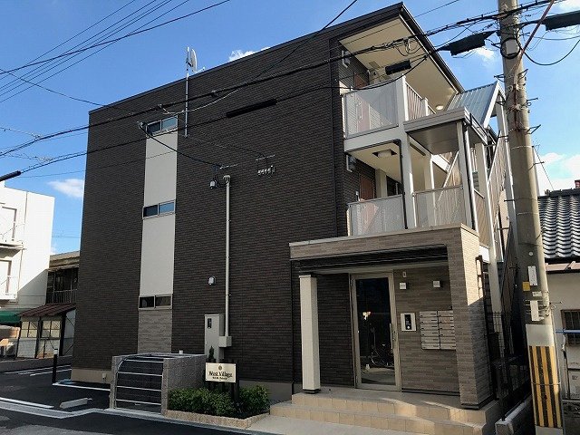 建物外観　オートロックで外部の人間が簡単に出入りできないため安心です。