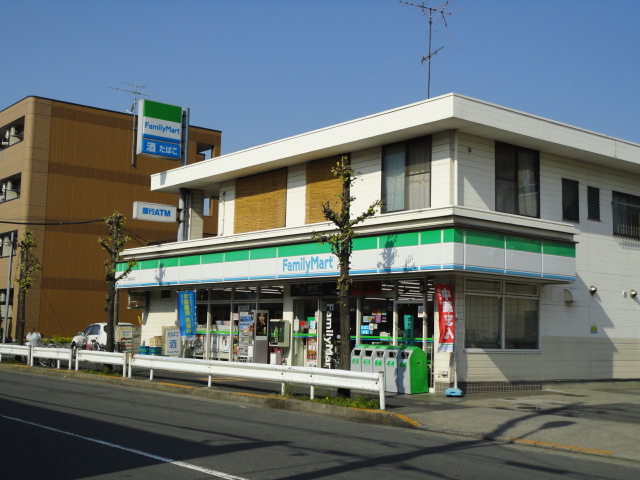 コンビニ　ファミリーマート 皿沼二丁目店（コンビニ）まで303m