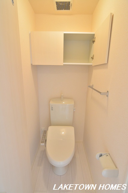 トイレ　上部に収納がある温水洗浄暖房便座付のトイレです。
