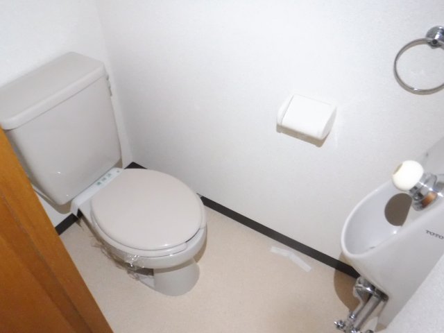 トイレ　他のお部屋の参考写真となります。