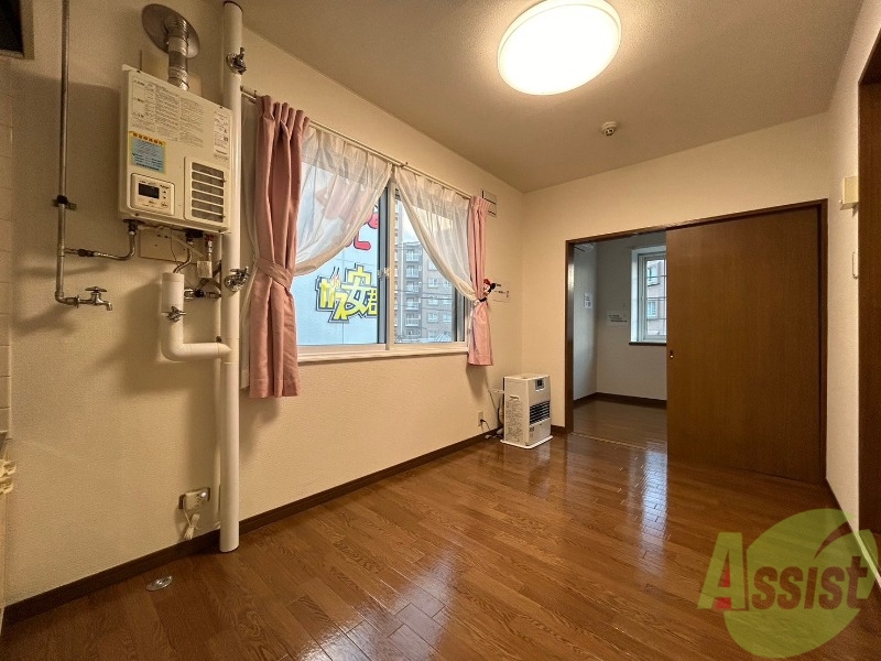 居室・リビング　木目のフローリングは落ち着きのある印象のお部屋になりますね。