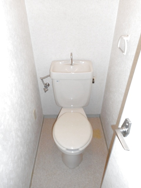 ＪＲ山陽本線 西明石駅 徒歩15分 3階建 築38年のトイレ写真