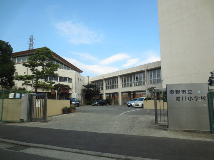 小学校　秦野市立堀川小学校（小学校）まで577m