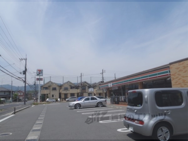 コンビニ　セブンイレブン向日寺戸店（コンビニ）まで500m