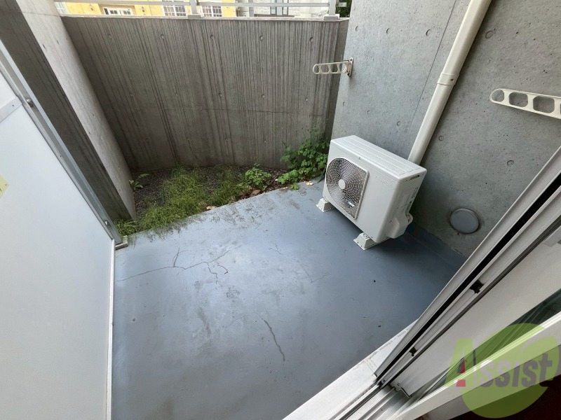 セキュリティ　バルコニーです。洗濯物を干したり一息ついたりできますね！