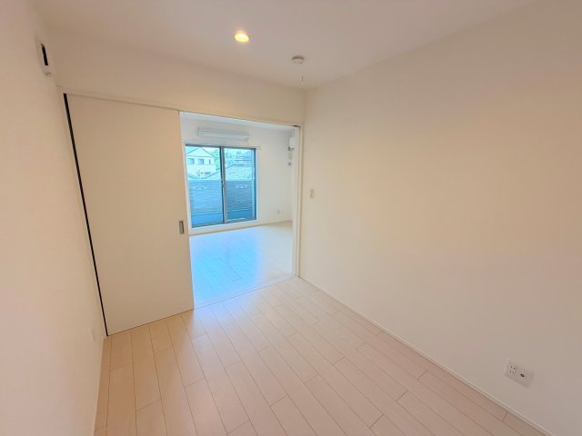 その他部屋・スペース　ゆとりのあるベッドルームで快適な睡眠をとってくださいね。
